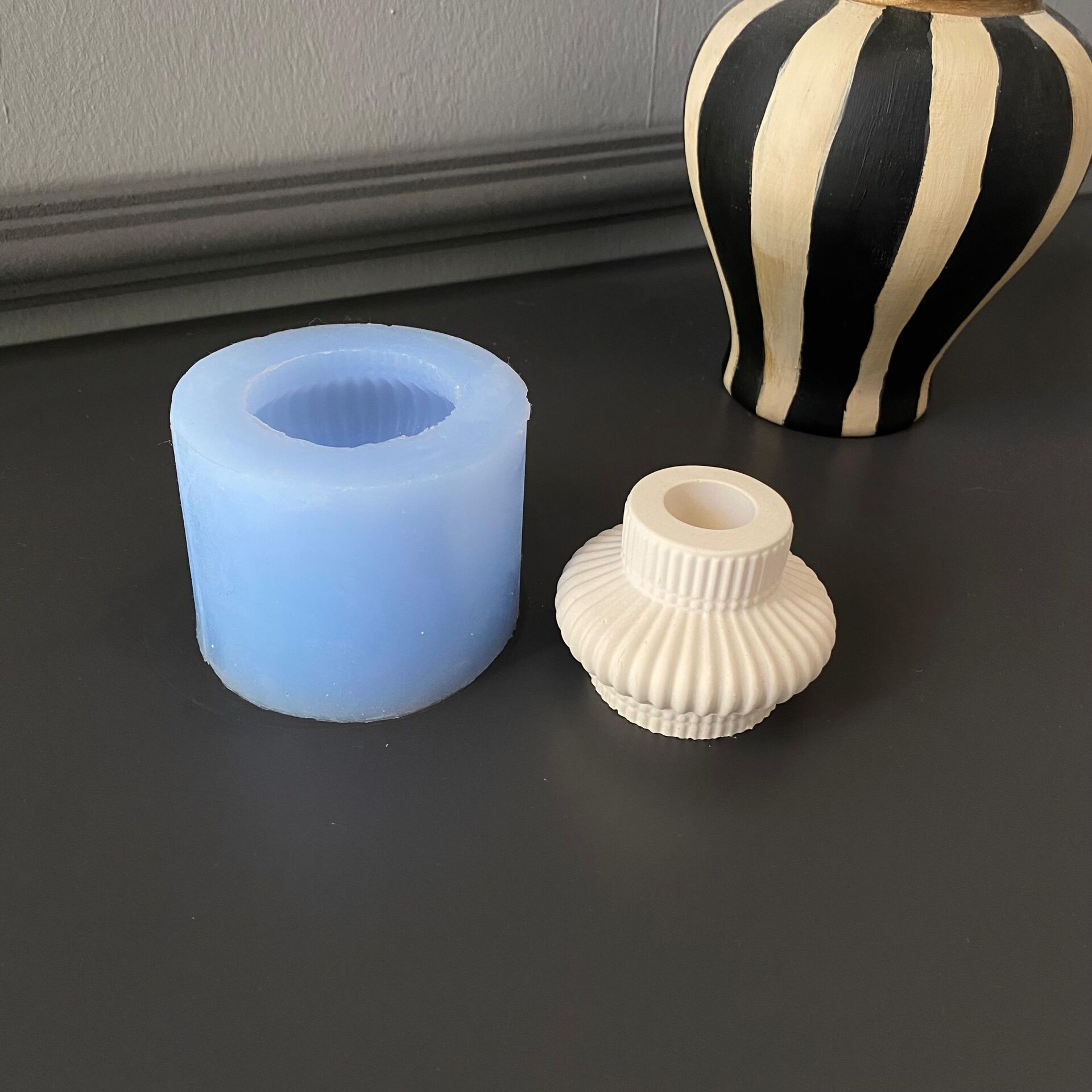 Dekoratif Çizgili Desenli Şamdan Mumluk Silikon Kalıp