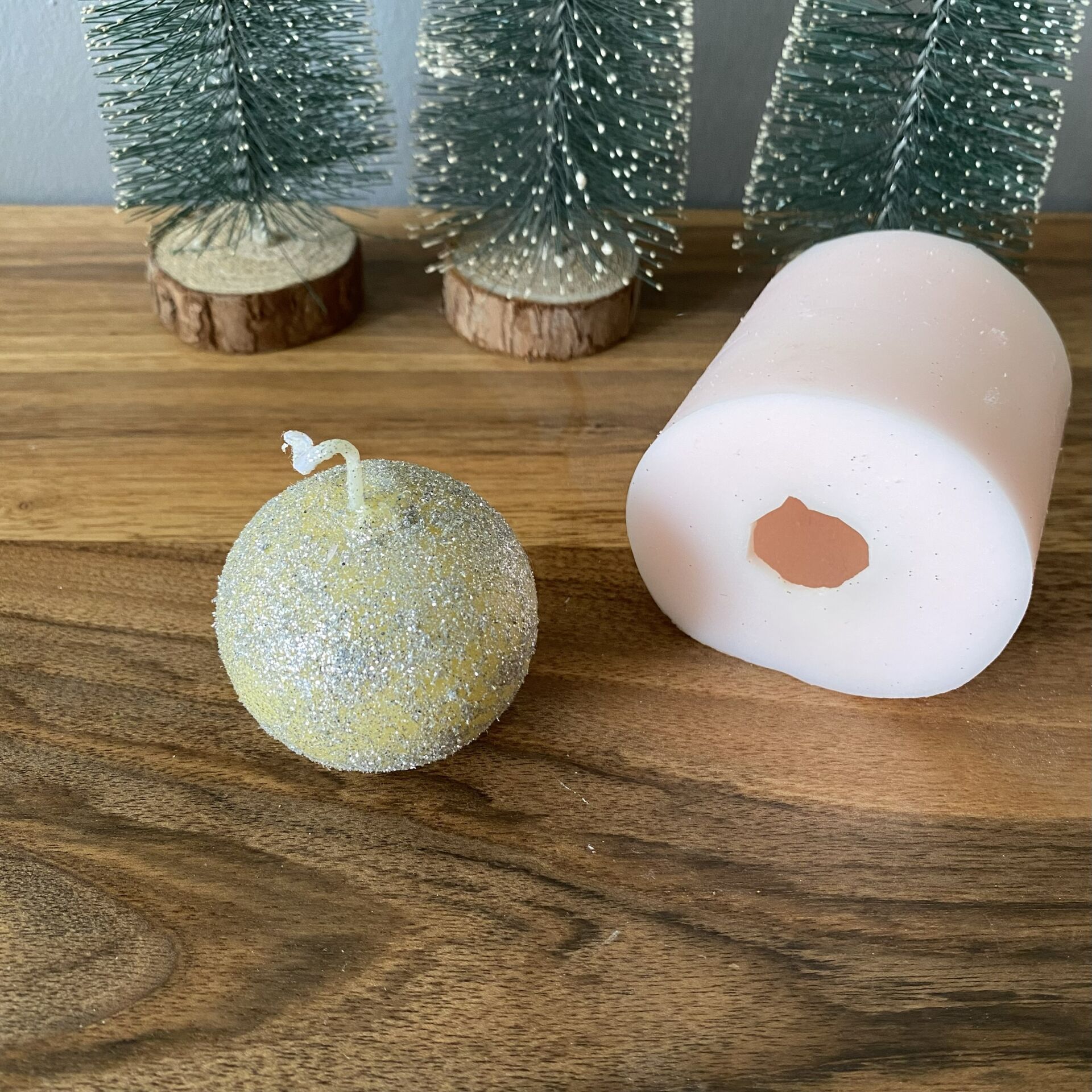 Çam Ağacı Küre Süsü - 1  Silikon Mum Kalıbı